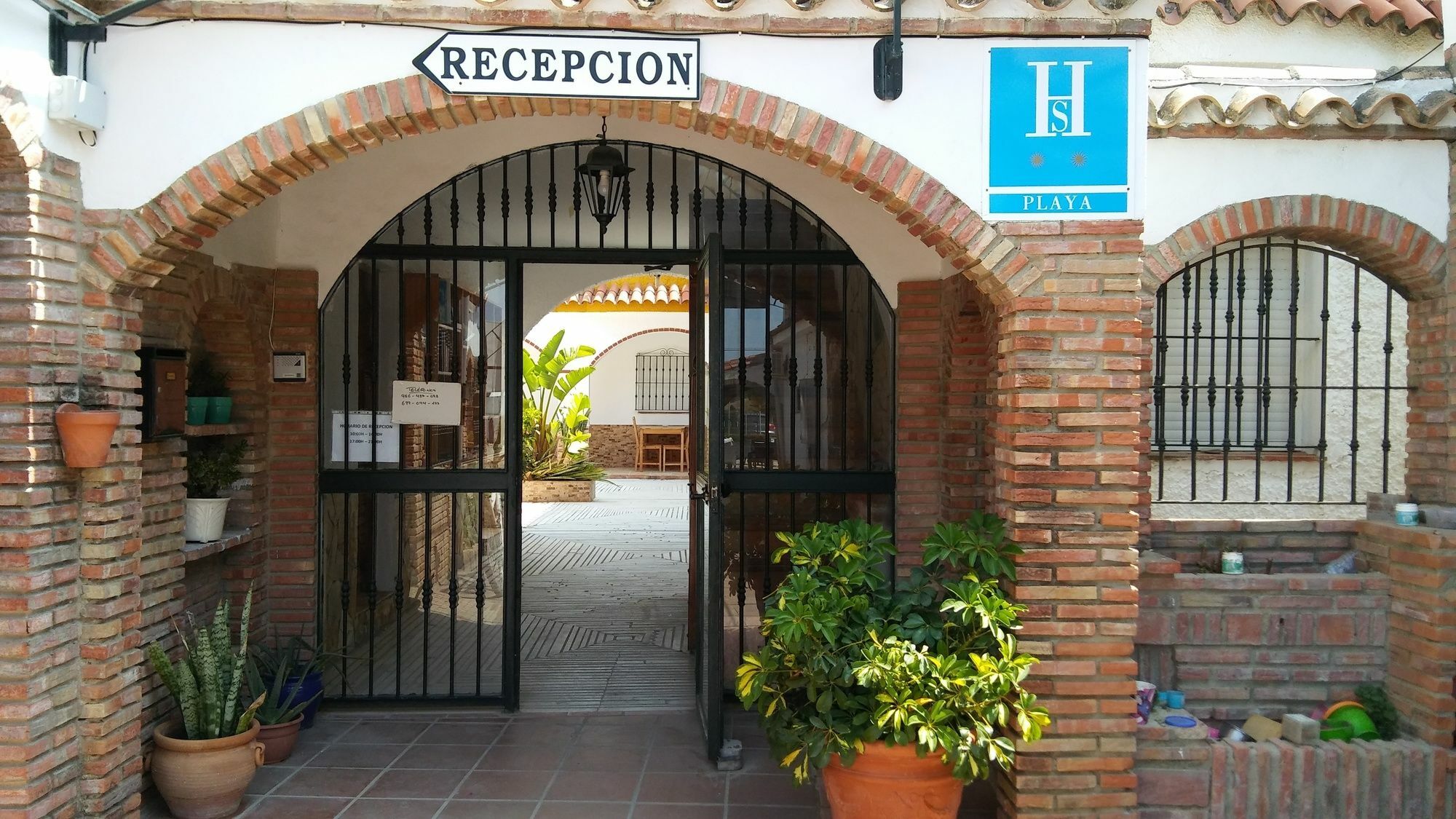 Hostal Mini Golf Los Canos De Meca Bagian luar foto